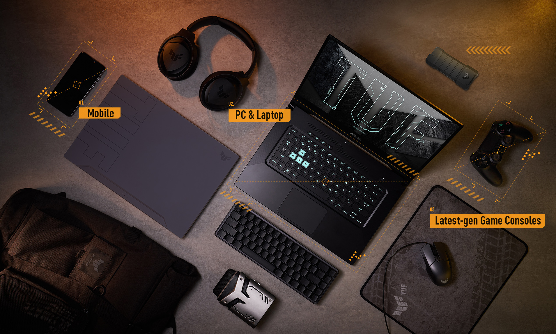 De TUF Gaming productlijn, waaronder een laptop, een headset, een muis en wat andere randapparatuur.