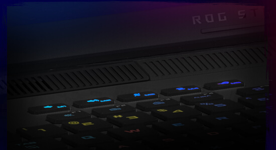 Um grande plano do design das teclas de atalho da ROG no teclado do portátil G18.