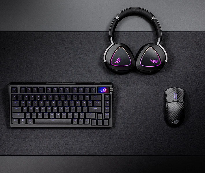 Een bovenaanzicht van de ROG Harpe Ace Extreme, geplaatst op de Hone Ace XXL muismat en naast de Azoth Extreme en de Delta II wireless om de gesynchroniseerde RGB-kleuren te laten zien.